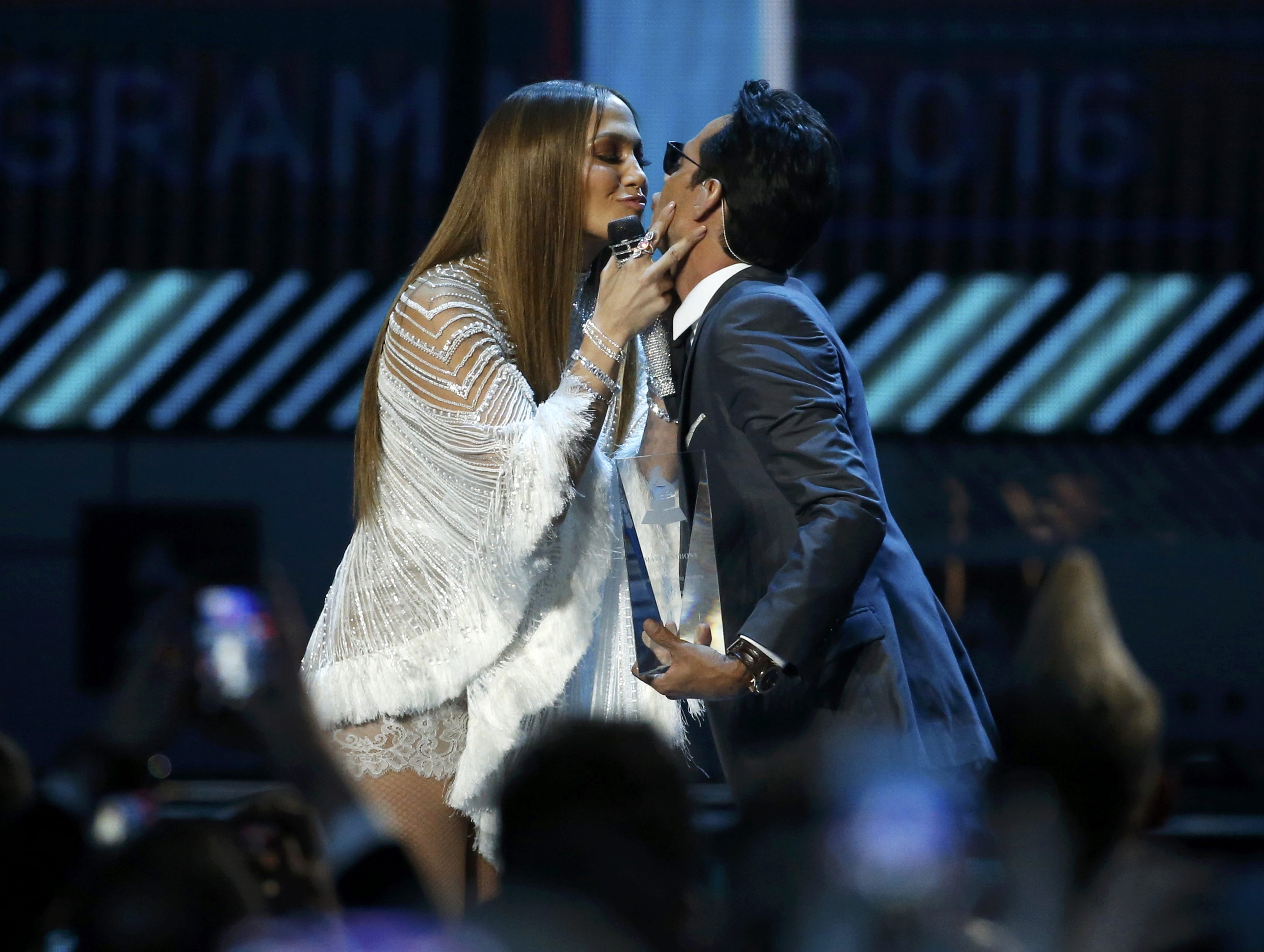 Marc Anthony y JLo: ¿beso de hermanos o de almas gemelas en el Grammy?