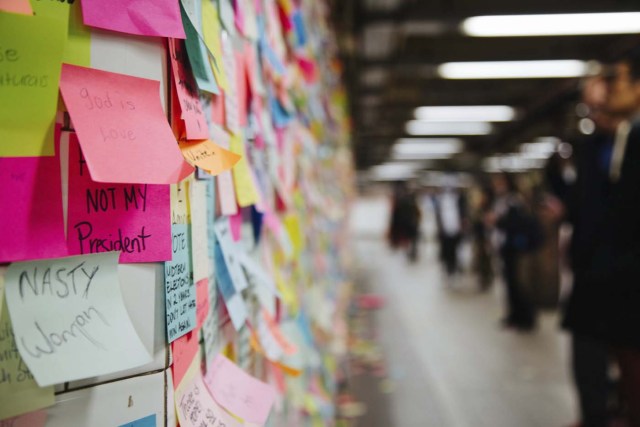 AV1X13 NUEVA YORK (ESTADOS UNIDOS) 13/11/2016.- Vista de varias notitas de colores que cubren un muro y forman parte de la pieza artística "Subway Therapy" en la estación de metro de Union Square en Manhattan, Nueva York (Estados Unidos) hoy, 13 de noviembre de 2016. El número de post-it de la obra, que inició el artista estadounidense Matthew Chavez el 10 de noviembre, continúa creciendo mientras los ciudadanos siguen añadiendo nuevas notas. EFE/Alba Vigaray