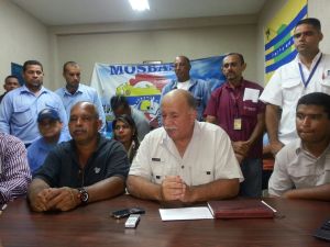 Trabajadores de Ferrominera siguen en huelga de brazos caídos por el pago de beneficios contractuales