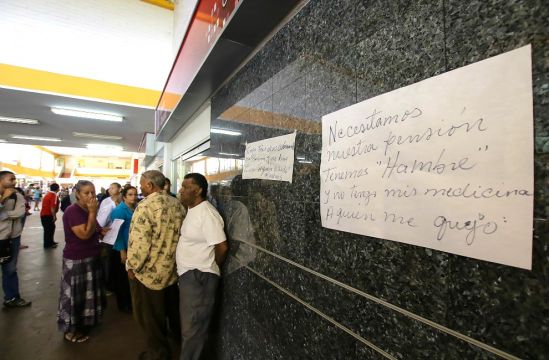 Falta de efectivo y problemas en la línea obligó a los pensionados y clientes del Banco del Tesoro a esperar tres días para ser atendidos (foto William Urdaneta)