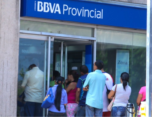 Cuando hay dinero, la cola en el Banco Provincial de Alta Vista rebosa la entrada hacia los cajeros
