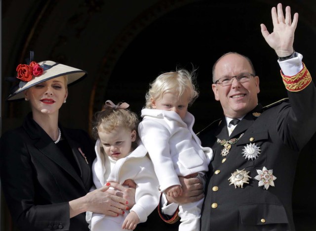 Prince Albert II of Monaco and his wife Princess Charlene hold their twins Prince Jacques and Princess Gabriella as they stand at the Palace Balcony during Monaco's National Day November 19, 2016. REUTERS/Eric Gaillard