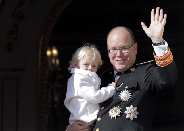 Prince Albert II of Monaco holds his son Prince Jacques as they stands at the Palace Balcony during Monaco's National Day November 19, 2016. REUTERS/Eric Gaillard
