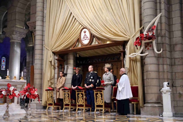 (LtoR) Princess Stephanie of Monaco, Princess Charlene of Monaco, Prince Albert II of Monaco and Princess Caroline of Hanover attend a mass at the Saint Nicholas Cathedral during the celebrations marking Monaco's National Day, on November 19, 2016 in Monaco. REUTERS/Valery Hache/Pool