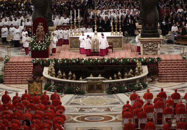ALT109. Vatican City (Vatican City State (holy See)), 19/11/2016.- Pope Francis (C) during the Consistory ceremony at the St. Peter's Basilica in Vatican, 19 November 2016. Pope Francis has named 17 new cardinals, 13 of them under age 80 and thus eligible to vote in a conclave to elect his successor. (Papa) EFE/EPA/GREGORIO BORGIA/POOL