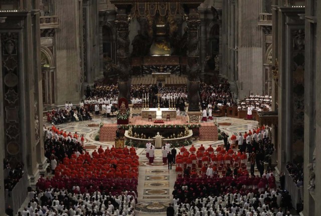 ALT109. Vatican City (Vatican City State (holy See)), 19/11/2016.- A general view of St. Peter's Basilica before the start of a Consistory ceremony in Vatican, 19 November 2016. Pope Francis has named 17 new cardinals, 13 of them under age 80 and thus eligible to vote in a conclave to elect his successor. (Papa) EFE/EPA/GREGORIO BORGIA/POOL