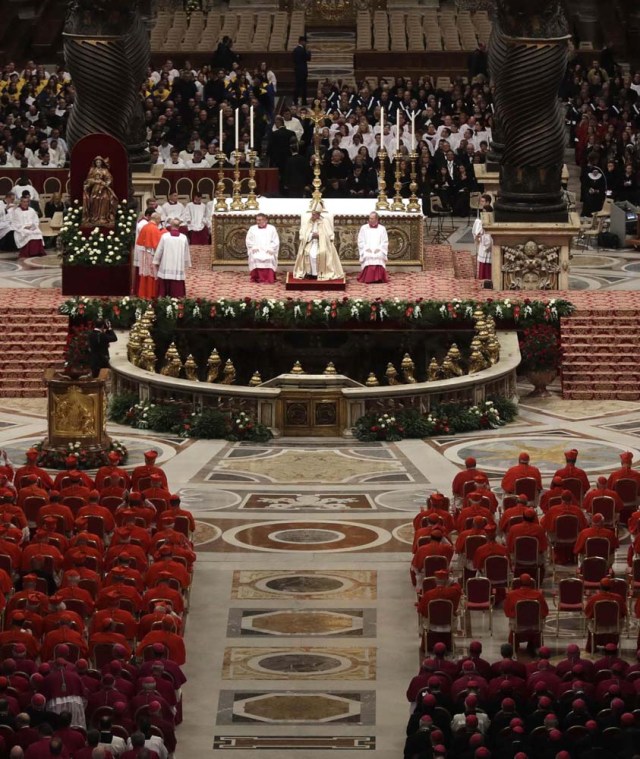 ALT109. Vatican City (Vatican City State (holy See)), 19/11/2016.- Pope Francis (C) during the Consistory ceremony at the St. Peter's Basilica in Vatican, 19 November 2016. Pope Francis has named 17 new cardinals, 13 of them under age 80 and thus eligible to vote in a conclave to elect his successor. (Papa) EFE/EPA/GREGORIO BORGIA/POOL POOL PHOTO