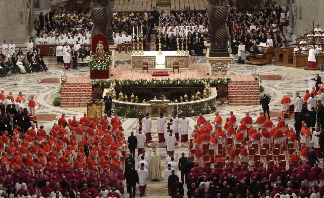ALT109. Vatican City (Vatican City State (holy See)), 19/11/2016.- Pope Francis (C) arrives for the Consistory ceremony at the St. Peter's Basilica in Vatican, 19 November 2016. Pope Francis has named 17 new cardinals, 13 of them under age 80 and thus eligible to vote in a conclave to elect his successor. (Papa) EFE/EPA/GREGORIO BORGIA/POOL