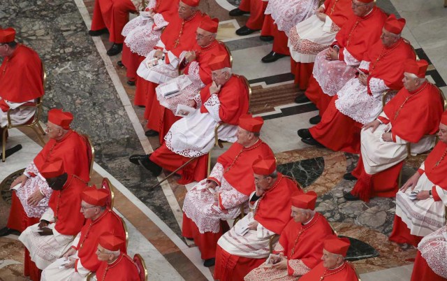 ALT109. Vatican City (Vatican City State (holy See)), 19/11/2016.- Cardinals during the Consistory ceremony at the St. Peter's Basilica in Vatican, 19 November 2016. Pope Francis has named 17 new cardinals, 13 of them under age 80 and thus eligible to vote in a conclave to elect his successor. (Papa) EFE/EPA/STEFANO RELLANDINI/POOL