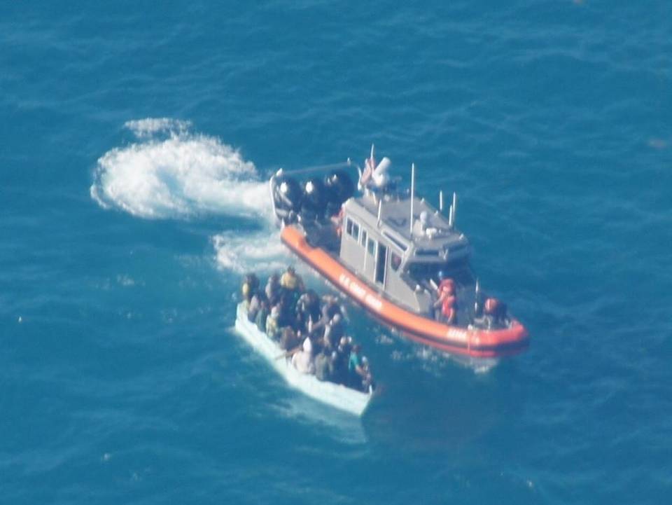 Guardia Costera de EEUU repatrió a 14 cubanos interceptados en el mar