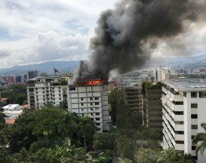 Incendio destruyó un apartamento en La Castellana (Fotos y videos)