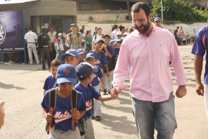 Brian Fincheltub y los Leones del Caracas brindaron recorrido por el Estadio Universitario a 40 niños de Petare