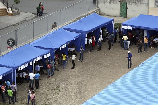 Abren los colegios electorales en Haití para elecciones generales
