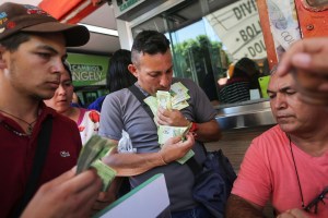 Cada día se devalúan más los bolívares en Cúcuta