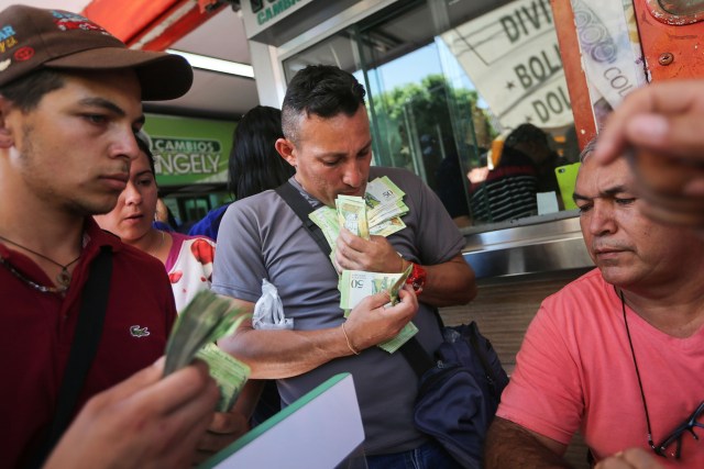 Venezolanos intercambian bolívares por pesos en Cúcuta. PHOTO: GETTY IMAGES