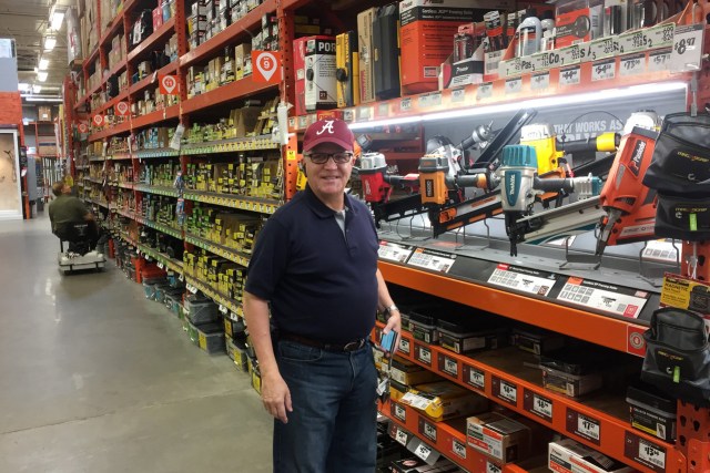 Gustavo Díaz en el Home Depot en Hoover, Alabama, donde trabaja. PHOTO: ANATOLY KURMANAEV