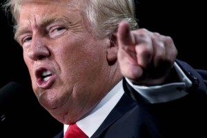 Trump amenaza con “consecuencias” a empresas que abandonen EEUU por costos