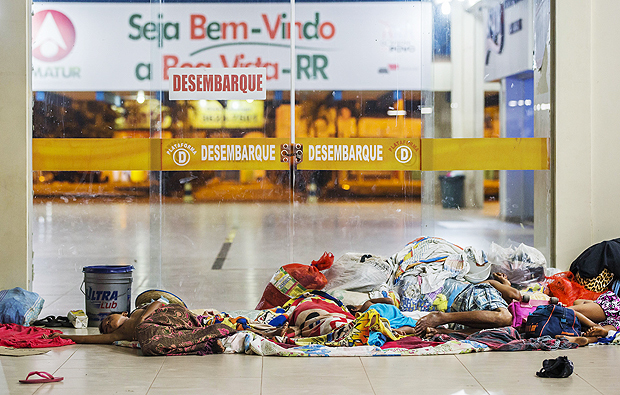 Sin recursos, indígenas venezolanos de la etnia warao duermen en el suelo de la estación de autobuses de Boa Vista. Foto: Eduardo Knapp