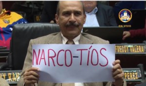 El diputado de las pancartas: Así Luis Silva lleva su protesta al Parlamento (Fotos)