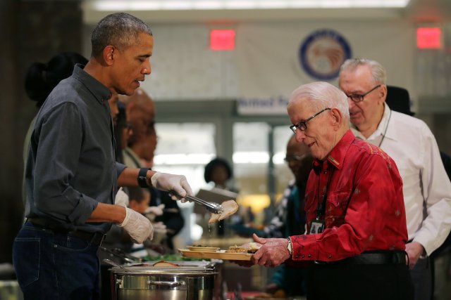 U.S. President Barack Obama serves Thanksgiving dinner to residents of the Armed Forces Retirement Home (AFRH) in Washington, U.S., November 23, 2016. REUTERS/Carlos Barria
