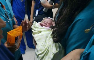 Abandonan a un bebé recién nacido dentro de un bolso en Chacao