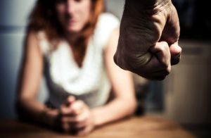 Aprueban en España medidas contra violencia machista y para prevenir maltrato