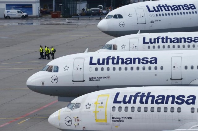 Aviones de Lufthansa en el aeropuerto de Fráncfort, Alemania, nov  23, 2016. Los pilotos de Lufthansa en Alemania dijeron que extenderán su huelga hasta el sábado, una medida que afectará los vuelos de larga distancia y aumenta la presión sobre la aerolínea para solucionar la disputa salarial.   REUTERS/Ralph Orlowski
