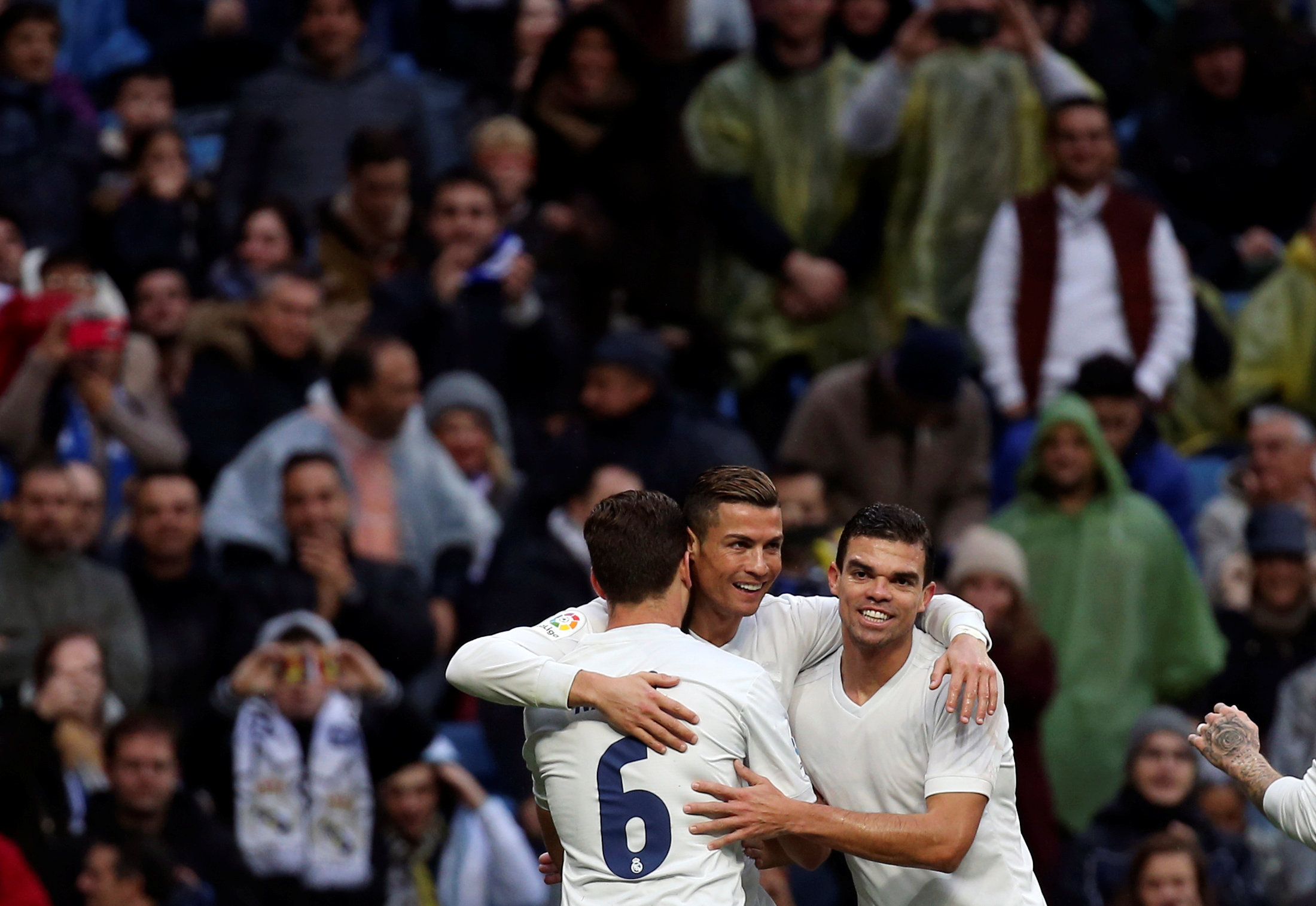 El Real Madrid gana bajo la lluvia con un doblete de Ronaldo