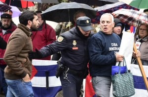 Castristas y disidentes se enfrentan ante la embajada de Cuba en España (Fotos)