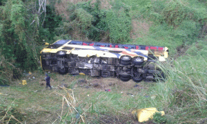 Un muerto y al menos 40 heridos dejó vuelco de bus en Tinaquillo