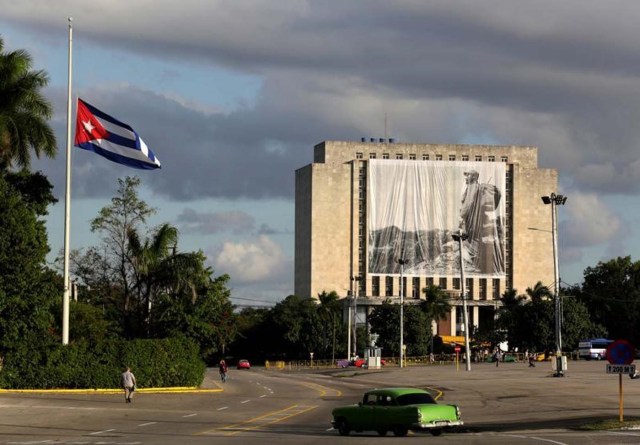 Una foto del ex presidente cubano Fidel Castro, cuelga en el frente de la Biblioteca Nacional de Cuba en la Plaza de la Revolución. 27 de noviembre de 2016. REUTERS/Enrique de la Osa