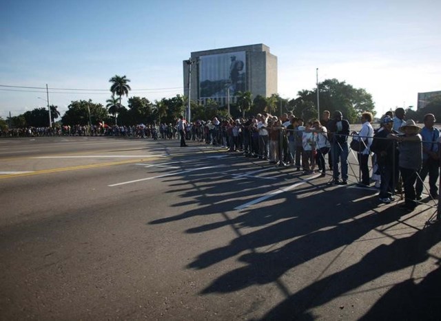 People stand in line to pay tribute to Cuba's late President Fidel Castro in Revolution Square in Havana, Cuba, November 28, 2016.  REUTERS/Alexandre Meneghini