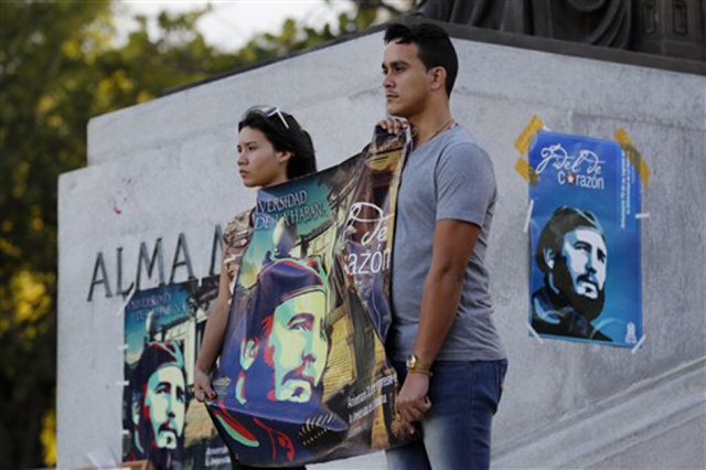 Los estudiantes sostienen imágenes de Fidel Castro en la universidad donde el líder de la revolución estudió derecho cuando era joven durante una vigilia en La Habana, el domingo 27 de noviembre de 2016. (AP Foto/Dario López-Mills)