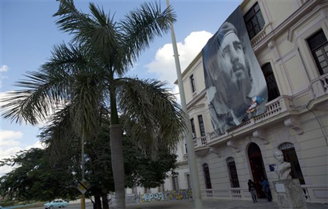 Una fotografía del ahora fallecido Fidel Castro cuelga de la sede del Partidos de Jóvenes Comunistas, sobre un busto del héroe de la independencia José Martí en La Habana, Cuba, el domingo 27 de noviembre de 2016. Cuba observará nueve días de duelo por el expresidente, que dirigió el país por medio siglo. (AP Foto, Enric Martí)