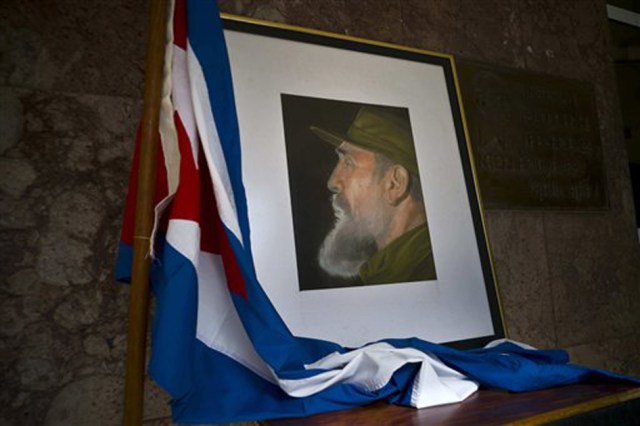 Una imagen de Fidel Castro y una bandera cubana expuestas en honor de Castro al día siguiente de su muerte, en el Ministerio de Exteriores en La Habana, Cuba, el sábado 26 de noviembre de 2016. (AP Foto/Ramón Espinosa)