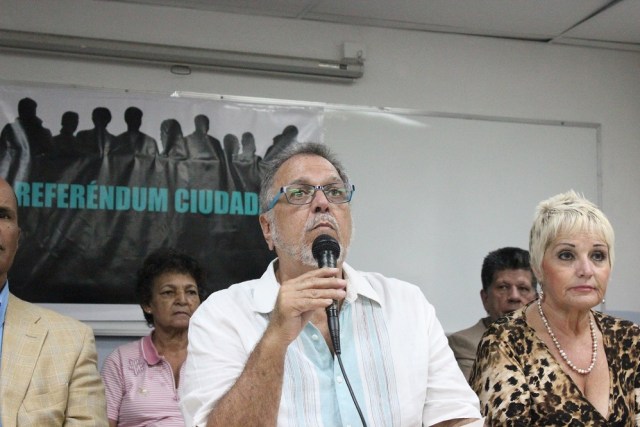 El profesor Víctor Márquez leyó la proclama / lapatilla.com