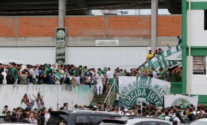 Fanáticos de Chapecoense realizan una cadena de oración en las cercanías del estadio (Fotos + Videos)