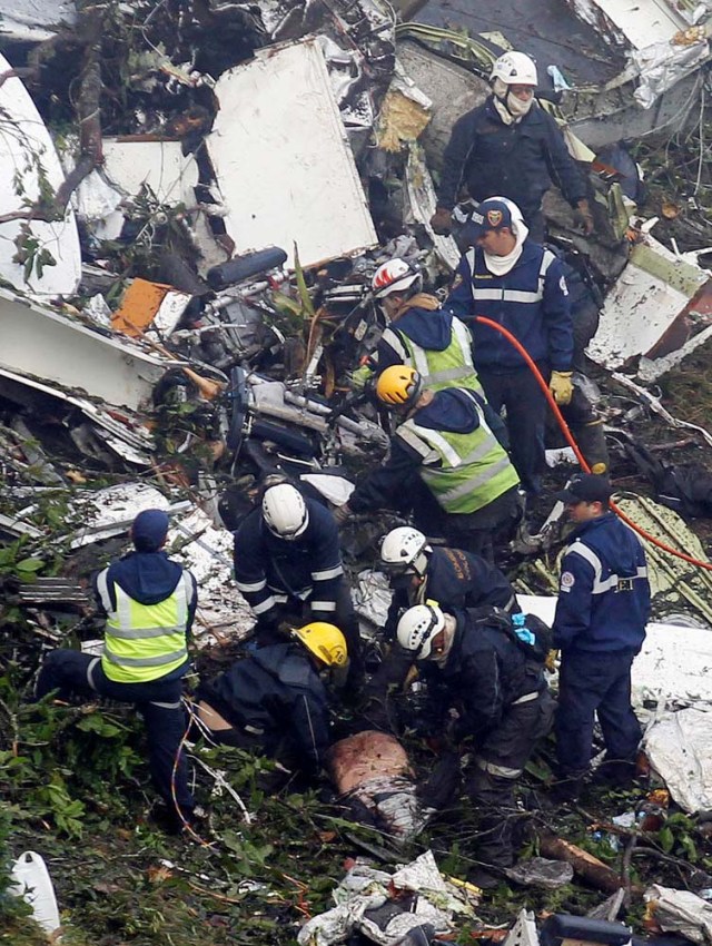 ATTENTION EDITORS - VISUAL COVERAGE OF SCENES OF INJURY OR DEATHRescue crew work in the wreckage from a plane that crashed into Colombian jungle with Brazilian soccer team Chapecoense, near Medellin, Colombia, November 29, 2016. REUTERS/Fredy Builes TEMPLATE OUT