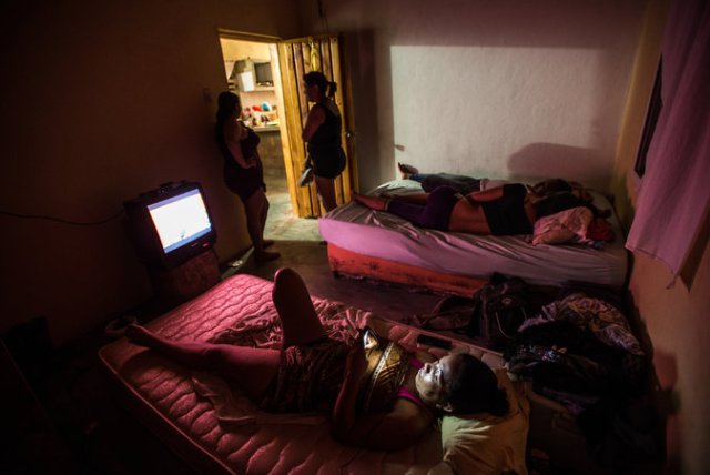 Migrantes esperando en una casa la llegada del barco que los sacará de Venezuela Credit Meridith Kohut para The New York Times