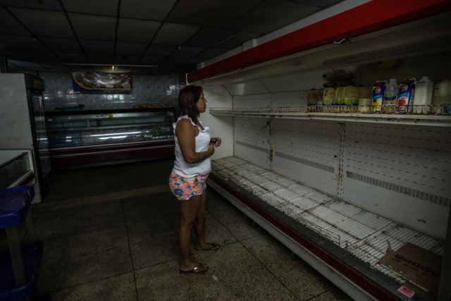 María Piñero en un supermercado vacío de La Vela, Venezuela. "Estoy nerviosa", dijo. "Me voy sin nada. Pero tengo que hacerlo porque de lo contrario, simplemente nos moriremos de hambre". Credit Meridith Kohut para The New York Times