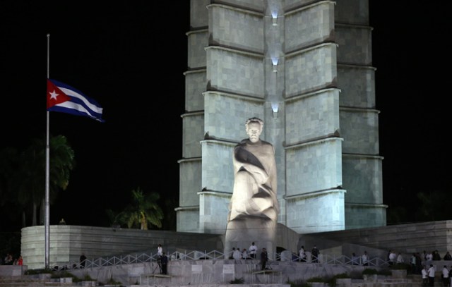 HAB29 LA HABANA (CUBA) 29/11/16.- Miles de personas asisten hoy, martes 29 de noviembre de 2016, al acto celebrado para despedir al fallecido líder cubano Fidel Castro, en la Plaza de la Revolución de La Habana (Cuba). Al acto también asisten mandatarios y personalidades de varios países. EFE/ALEJANDRO ERNESTO