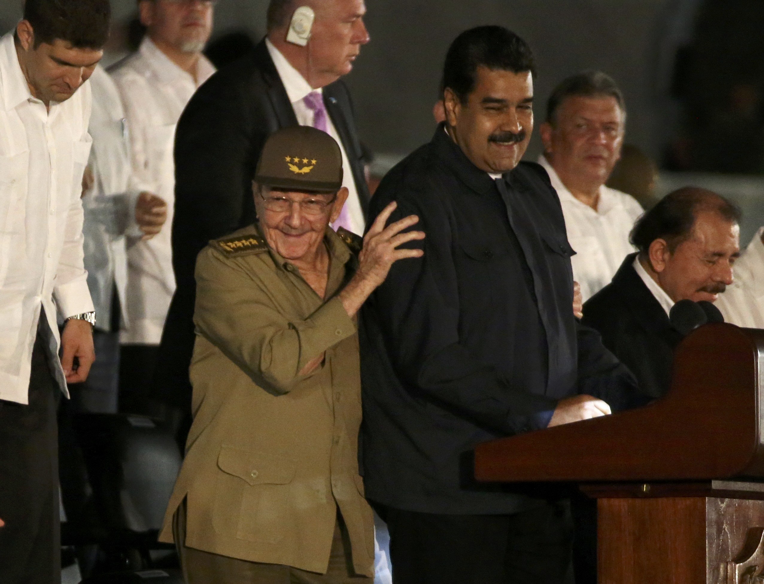 Ex ministros de Chile firman carta rechazando invitación de Maduro y Castro a cambio de mando