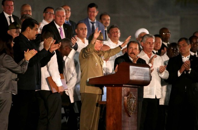 Cuban President Raul Castro acknowledges the applause from the crowd as he attends a massive tribute to Cuba's late President Fidel Castro in Revolution Square in Havana, Cuba, November 29, 2016. REUTERS/Carlos Garcia Rawlins TPX IMAGES OF THE DAY