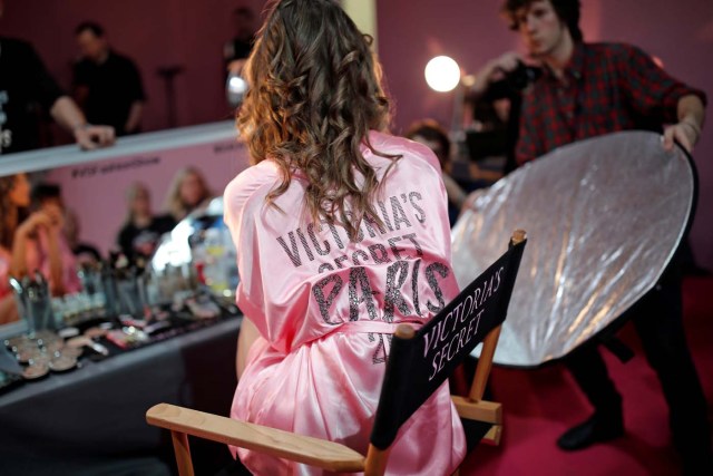 A model gets ready backstage before the Victoria's Secret Fashion Show at the Grand Palais in Paris, France, November 30, 2016. REUTERS/Benoit TessierFOR EDITORIAL USE ONLY. NOT FOR SALE FOR MARKETING OR ADVERTISING CAMPAIGNS