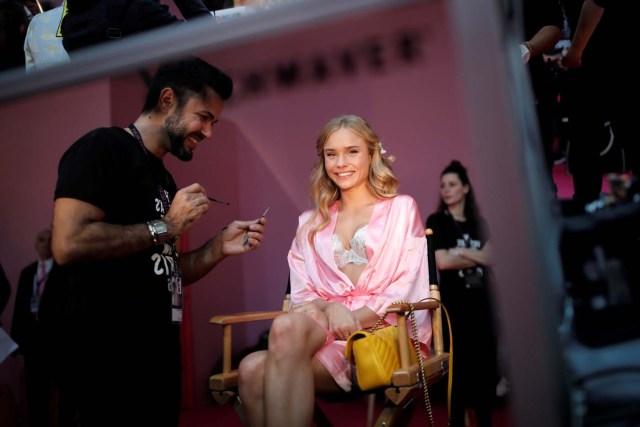 Model Brooke Perry gets ready backstage before the Victoria's Secret Fashion Show at the Grand Palais in Paris, France, November 30, 2016. REUTERS/Benoit Tessier FOR EDITORIAL USE ONLY. NOT FOR SALE FOR MARKETING OR ADVERTISING CAMPAIGNS