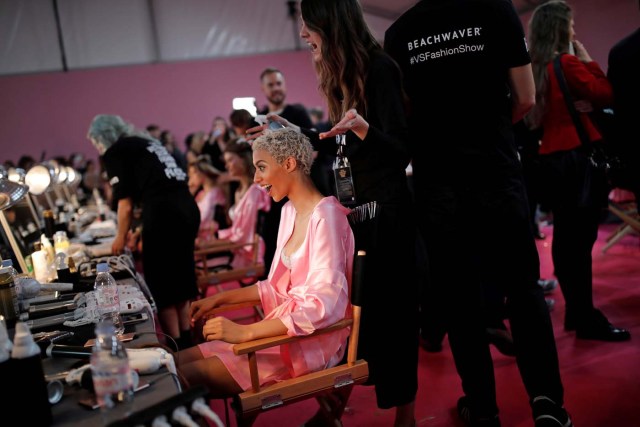 A model gets ready backstage before the Victoria's Secret Fashion Show at the Grand Palais in Paris, France, November 30, 2016. REUTERS/Benoit TessierFOR EDITORIAL USE ONLY. NOT FOR SALE FOR MARKETING OR ADVERTISING CAMPAIGNS