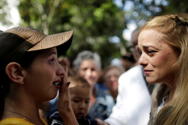 Lilian Tintori, wife of jailed Venezuelan opposition leader Leopoldo Lopez, speaks with a woman after a gathering to donate supplies at the Dr. Jose Gregorio Hernandez Hospital in Caracas, Venezuela November 30, 2016. REUTERS/Ueslei Marcelino