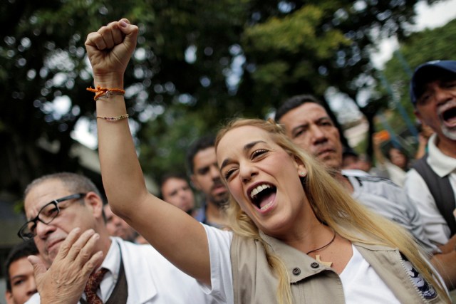 Lilian Tintori, wife of jailed Venezuelan opposition leader Leopoldo Lopez, gestures after a gathering to donate supplies at the Dr. Jose Gregorio Hernandez Hospital in Caracas, Venezuela November 30, 2016. REUTERS/Ueslei Marcelino