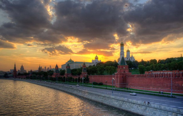 Concentrados en el corazón de Moscú, el imponente complejo del Kremlin, la Plaza Roja y las cúpulas de la Catedral de San Basilio siguen siendo las atracciones más populares de la capital rusa.