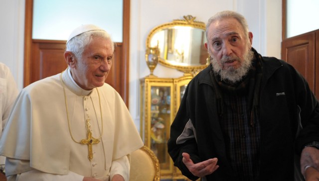  29 de marzo de 2012 | Fidel Castro junto al entonces papa, Benedicto XVI, durante su visita oficial a Cuba. (Crédito: L'Osservatore Romano Vatican-Pool/Getty Images)